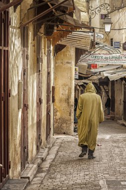 Fez, Fas - 20 Şubat 2017: Fas'ın güzel Medine'sinde yürüyen kimliği belirsiz adam