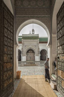 Fez, Fas - 20 Şubat 2017: Fez'in güzel Medine'sinde kimliği belirsiz adam, Fas