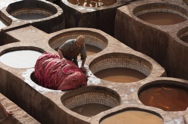 Fez, Fas - 20 Şubat 2017: Fez Medine'deki ünlü Chouara Tabakhane'deki boya deliklerinde çalışan kimliği belirsiz adam.