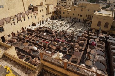 Fez, Fas - 20 Şubat 2017: Fez Medine'deki ünlü Chouara Tabakhane'de boya deliklerinde çalışan kimliği belirsiz erkekler - Fas