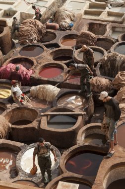 Fez, Fas - 20 Şubat 2017: Fez Medine'deki ünlü Chouara Tabakhane'deki boya deliklerinde çalışan kimliği belirsiz adamlar.
