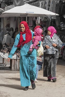 Fez, Fas - 20 Şubat 2017: Fez Medine'de kimliği belirsiz kadınlar, Fas 