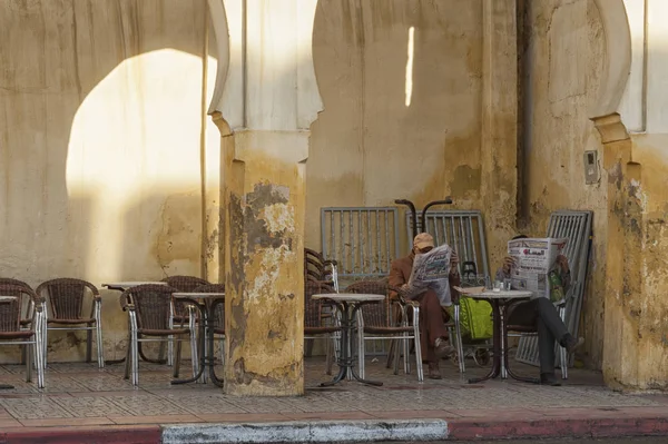 Meknes Morocco Fevereiro 2017 Homens Não Identificados Sentados Bar Rua — Fotografia de Stock