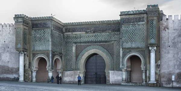 Meknes Marocco Febbraio 2017 Persone Non Identificate Davanti Alla Porta — Foto Stock