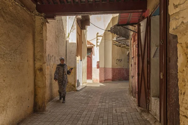摩洛哥梅克内斯 2017年2月18日 在摩洛哥梅克内斯街头行走的不明身份妇女 梅克内斯是摩洛哥四大帝国城市之一 — 图库照片