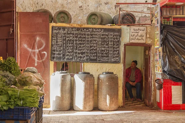 摩洛哥梅克内斯有盖市场的供应商 市场经常被当地人和游客参观 这是最重要的景点之一 — 图库照片
