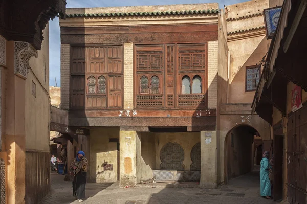 Meknes, Fas - 18 Şubat 2017: Meknes, Fas caddesinde kimliği belirsiz kişiler. Meknes Fas'ın dört İmparatorluk şehrinden biridir..
