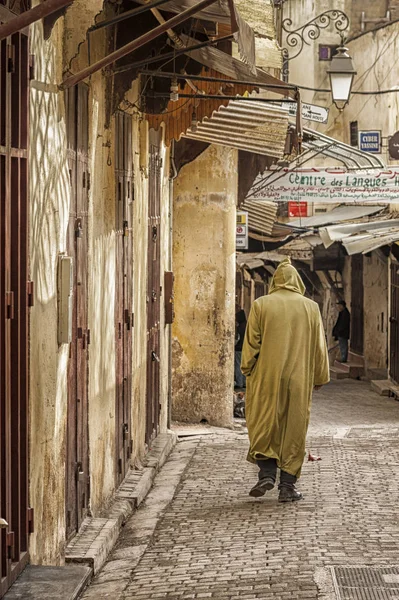 Fez Morocco Fevereiro 2017 Homem Não Identificado Caminhando Bela Medina — Fotografia de Stock