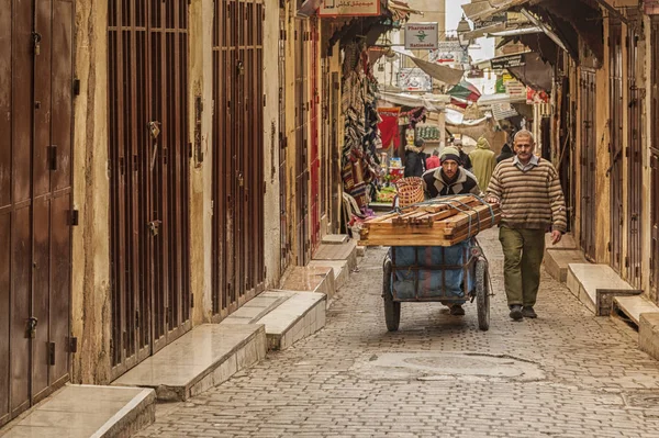 Fez, Fas - 20 Şubat 2017: Fez Medine'de yürüyen kimliği belirsiz adam, Fas