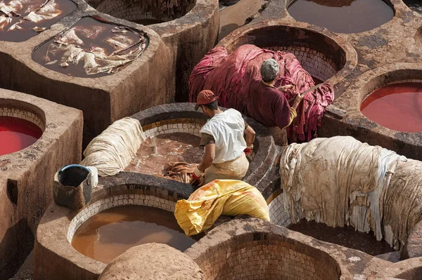 Fez Marruecos Febrero 2017 Hombres Identificados Trabajando Dentro Los Agujeros — Foto de Stock