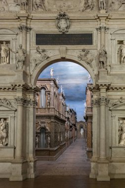 Vicenza, İtalya - 29 Aralık 2018: Andrea Palladio tarafından tasarlanan rönesans döneminin hala varlığını devam eden en eski sahne olan Olimpiyat tiyatrosunun (teatro olimpico) iç görünümü