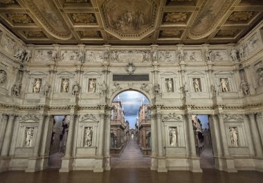 Vicenza, İtalya - 29 Aralık 2018: Andrea Palladio tarafından tasarlanan rönesans döneminin hala varlığını devam eden en eski sahne olan Olimpiyat tiyatrosunun (teatro olimpico) iç görünümü