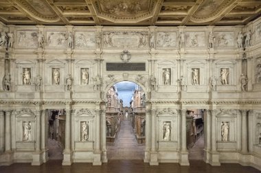 Vicenza, İtalya - 29 Aralık 2018: Andrea Palladio tarafından tasarlanan rönesans döneminin hala varlığını devam eden en eski sahne olan Olimpiyat tiyatrosunun (teatro olimpico) iç görünümü