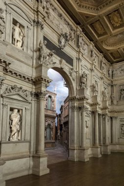 Vicenza, İtalya - 29 Aralık 2018: Andrea Palladio tarafından tasarlanan rönesans döneminin hala varlığını devam eden en eski sahne olan Olimpiyat tiyatrosunun (teatro olimpico) iç görünümü