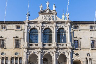 Vicenza, İtalya - 29 Aralık 2018: Chiesa San Vincenzo, Vicenza, İtalya'da Piazza dei Signori'nin merkezinde.