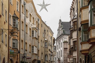 Hall In Tirol, Avusturya - 30 Aralık 2018: Avusturya'nın Tirol kentindeki ortaçağ kasabası Hall'da geleneksel binalar ve renkli evlerin cepheleri