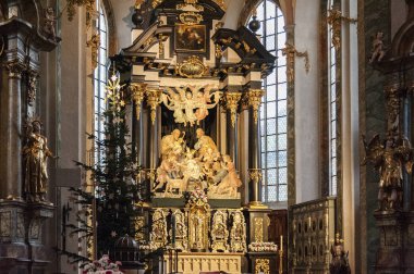 Sıvaları, yaldızlı süslemeleri ve boyalı ahşap ile St Nicholas Parish Kilisesi İçişleri, Tyrol Avusturya Hall