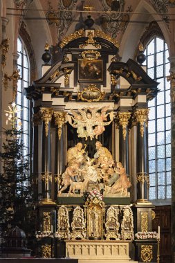 Sıvaları, yaldızlı süslemeleri ve boyalı ahşap ile St Nicholas Parish Kilisesi İçişleri, Tyrol Avusturya Hall