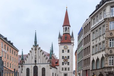 Münih, Bavyera, Almanya - 31 Aralık 2018: Marienplatz Meydanı'ndaki güzel Eski Belediye Binası, Münih - Almanya