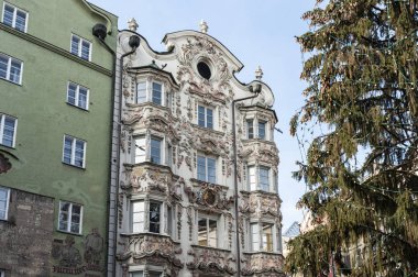 Innsbruck, Avusturya - 01 Ocak 2019: Helbling House (Helblinghaus) at Herzog-Friedrich-Strasse - Eski Kent'te barok tarzda bir binadır