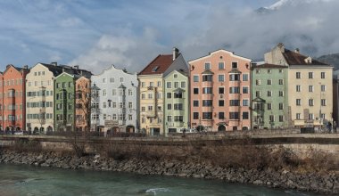 Innsbruck, Avusturya - Ocak, 01 2019: Inn nehri ve ünlü Avusturya boyunca renkli evler ile Innsbruck tarihi şehir merkezinin panoramik görünümü