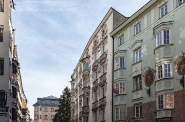 Innsbruck, Avusturya - 01 Ocak 2019: Helbling House (Helblinghaus) at Herzog-Friedrich-Strasse - Eski Kent'te barok tarzda bir binadır