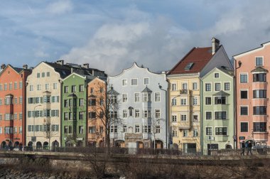 Innsbruck, Avusturya - Ocak, 01 2019: Inn nehri ve ünlü Avusturya boyunca renkli evler ile Innsbruck tarihi şehir merkezinin panoramik görünümü