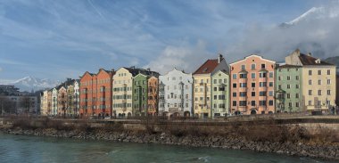 Innsbruck, Avusturya - Ocak, 01 2019: Inn nehri ve ünlü Avusturya boyunca renkli evler ile Innsbruck tarihi şehir merkezinin panoramik görünümü