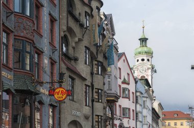Avusturya'nın Alp kasabası Innsbruck'un eski şehir merkezindeki ünlü Maria Theresien Strasse'deki süslü ve renkli binalar