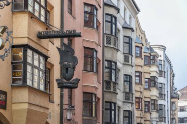 Innsbruck, Avusturya - 01 Ocak 2019: Avusturya'nın Alp ler kasabası Innsbruck'taki Herzog Friedrich-Strasse'nin süslü ve renkli binaları