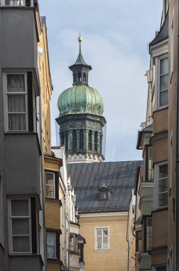 Innsbruck, Avusturya - 01 Ocak 2019: Herzog-Friedrich-Strasse'deki şehir kulesi ve renkli binalar, Eski Kent (Altstadt) - Innsbruck
