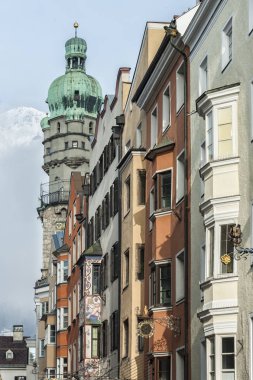 Innsbruck, Avusturya - 01 Ocak 2019: Herzog-Friedrich-Strasse'deki şehir kulesi ve renkli binalar, Eski Kent (Altstadt) - Innsbruck
