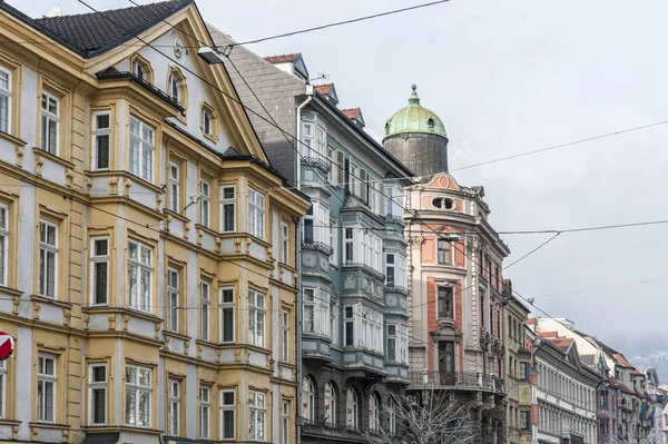 Avusturya'nın Alp kasabası Innsbruck'un eski şehir merkezindeki ünlü Maria Theresien Strasse'deki süslü ve renkli binalar