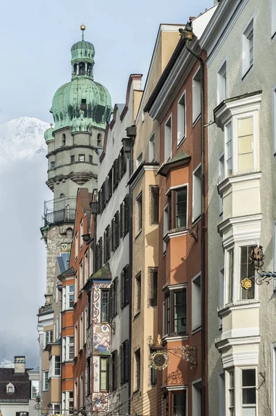 Innsbruck, Avusturya - 01 Ocak 2019: Herzog-Friedrich-Strasse'deki şehir kulesi ve renkli binalar, Eski Kent (Altstadt) - Innsbruck