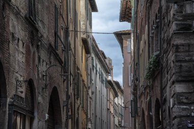 Lucca tipik İtalyan evleri ile Dar sokak, Toskana, İtalya