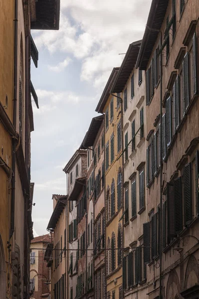 Rua Estreita Com Casas Típicas Italianas Lucca Toscana Itália — Fotografia de Stock