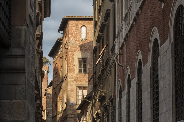 Rua Estreita Com Casas Típicas Italianas Lucca Toscana Itália — Fotografia de Stock