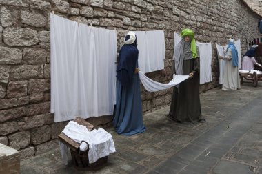 Gubbio, İtalya - 08 Aralık 2017 - Orta Çağ'dan kalma Gubbio kasabasında, San Martino semtinde yaşam boyu heykellerin doğum sahnesi - Umbria Bölgesi- İtalya