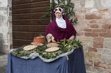 Gubbio, İtalya - 08 Aralık 2017 - San Martino semtinde yaşam boyu heykellerin doğuş sahnesi ile Umbria Bölgesi'nin ortaçağ kasabası - İtalya