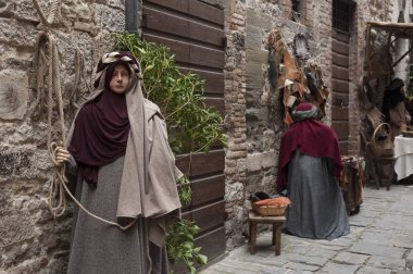 Gubbio, İtalya - 08 Aralık 2017 - San Martino semtinde yaşam boyu heykellerin doğuş sahnesi ile Umbria Bölgesi'nin ortaçağ kasabası - İtalya