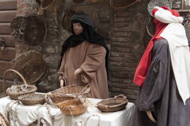 Gubbio, İtalya - 08 Aralık 2017 - San Martino semtinde yaşam boyu heykellerin doğuş sahnesi ile Umbria Bölgesi'nin ortaçağ kasabası - İtalya