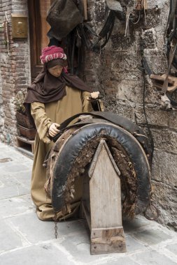 Gubbio, İtalya - 08 Aralık 2017 - San Martino semtinde yaşam boyu heykellerin doğuş sahnesi ile Umbria Bölgesi'nin ortaçağ kasabası - İtalya