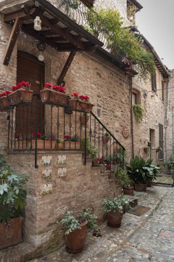 Umbria bölgesinde, güzel küçük bir kasabanın (Perugia) tarihi merkezinde muhteşem renkli geleneksel İtalyan ortaçağ sokak - İtalya