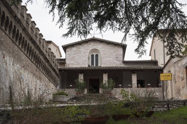 Umbria bölgesinde İtalyan ortaçağ tarihi küçük kasabası Spello (Perugia), St Severino güzel Kilisesi - İtalya