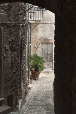 Umbria bölgesinde güzel küçük bir kasabanın tarihi merkezinde muhteşem geleneksel İtalyan ortaçağ sokak (Perugia), Orta İtalya
