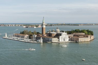 Venedik, İtalya'daki San Giorgio Maggiore Adası'nın havadan görünümü. Venedik 117 küçük adadan oluşan bir grup arasında yer almaktadır.