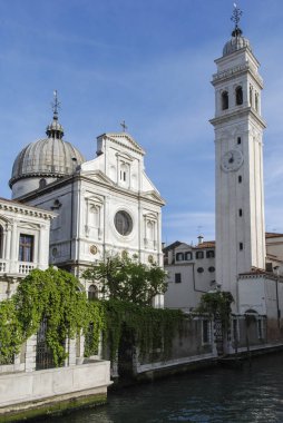 Venedik - İtalya, 18 Nisan 2009: Tipik pitoresk romantik Venedik kanalı - Venedik, İtalya
