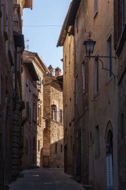 Montepulciano - Toskana / İtalya, 29 Ekim 2016: Toskana'daki eski Montepulciano kasabasının büyüleyici dar caddesi, Valdichiana - Val D'Orcia, İtalya