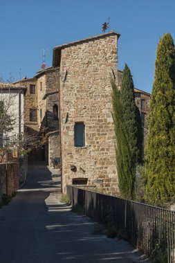San Quirico D'Orcia, İtalya - 30 Ekim 2016 - San Quirico d'Orcia kasabasında büyüleyici dar sokak, Siena eyaleti, Val d'Orcia, Toskana İtalya