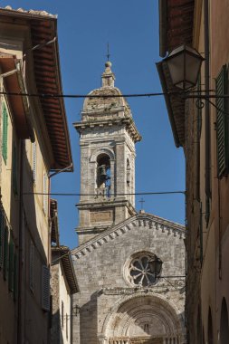 San Quirico D'Orcia, İtalya - 30 Ekim 2016 - San Quirico d'Orcia kasabasında büyüleyici dar sokak. Mimarlık, sonbahar